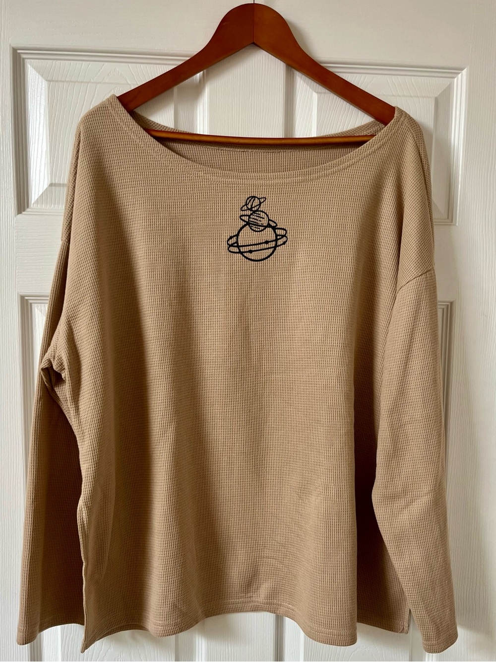 NWOT Waffle-Knit Long Sleeve Women’s Top in Tan with Planet design. Sz: XL